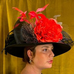 Classic sun hat with coral flower for Derby or other special occasions!